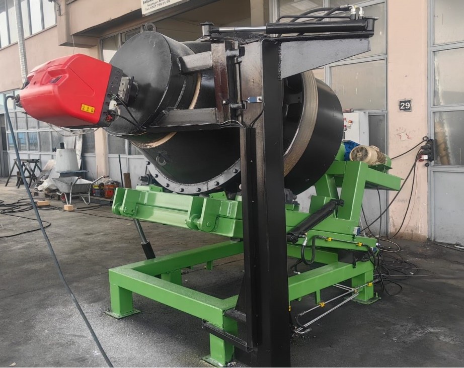Rotary melting furnace with burner unit and hydraulic rams